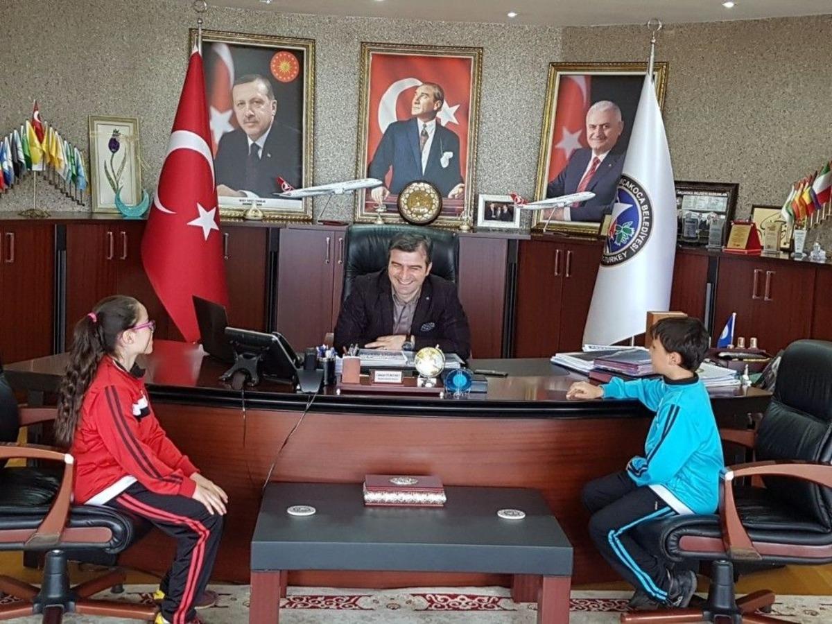 &Ouml;ğrencilere Başkan Yemenici&rsquo;den Hediye