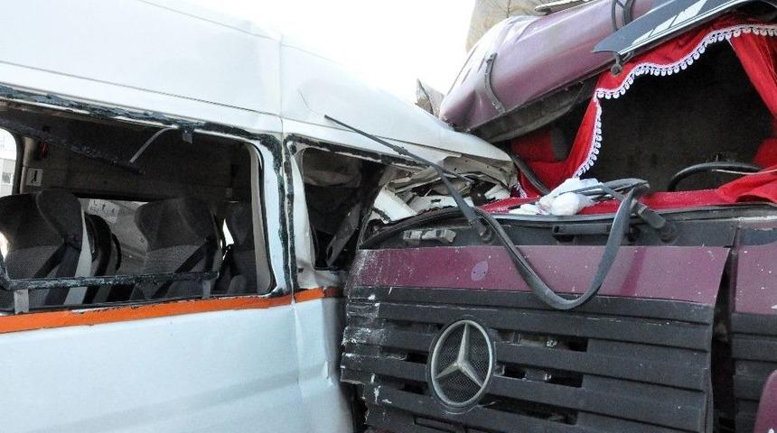 Kamyon, Yolcu Alan İş&ccedil;i Servisine &Ccedil;arptı: 5 Yaralı