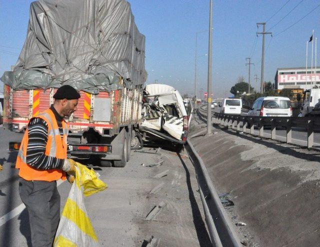 Kamyon, Yolcu Alan İşçi Servisine Çarptı: 5 Yaralı