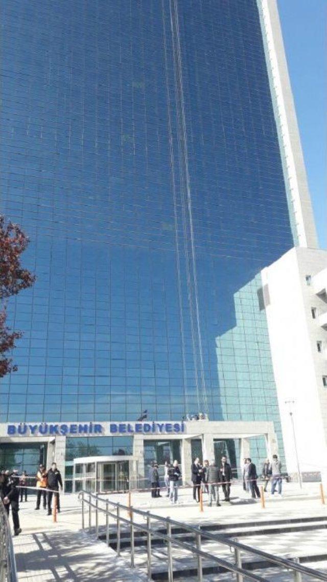 Ankara Büyükşehir Belediyesi'ne Ateş Açıldı