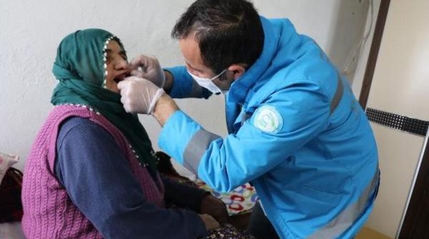 Hastaneye Gelemeyen Yaşlı Hastaya Evinde Ağız- Diş Tedavisi