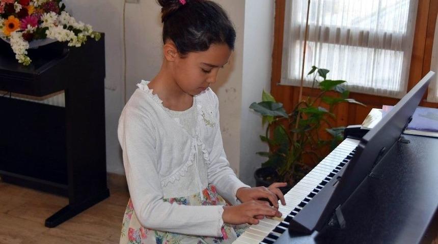 Miniklerden 23 Nisan&rsquo;a &Ouml;zel Piyano Konseri