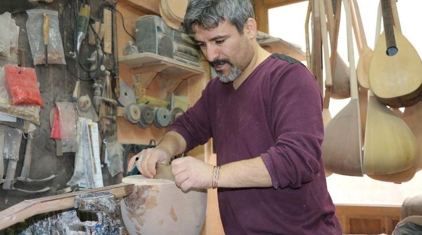 20 Metrekarede &Uuml;retilen Bağlama, G&ouml;n&uuml;llerin Sesi Oluyor