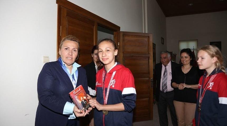 Şampiyon Kızlar Sevincini Başkan Uyar İle Paylaştı