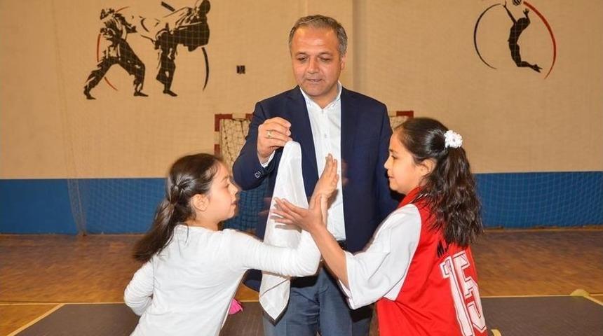 Başkan &Uuml;&ccedil;ok &Ccedil;ocuklara Mendil Kapmaca Oynattı