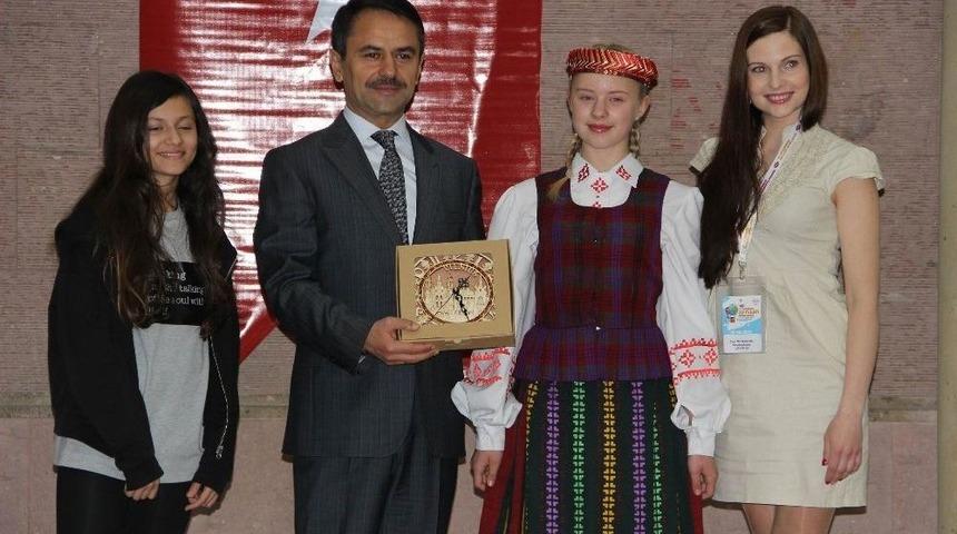 Vali Aktaş D&uuml;nya &Ccedil;ocuklarını Kabul Etti