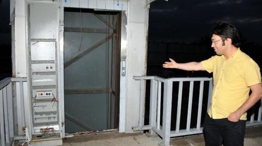 &Uuml;st Ge&ccedil;it Asans&ouml;rlerinin Kapılarını &Ccedil;aldılar