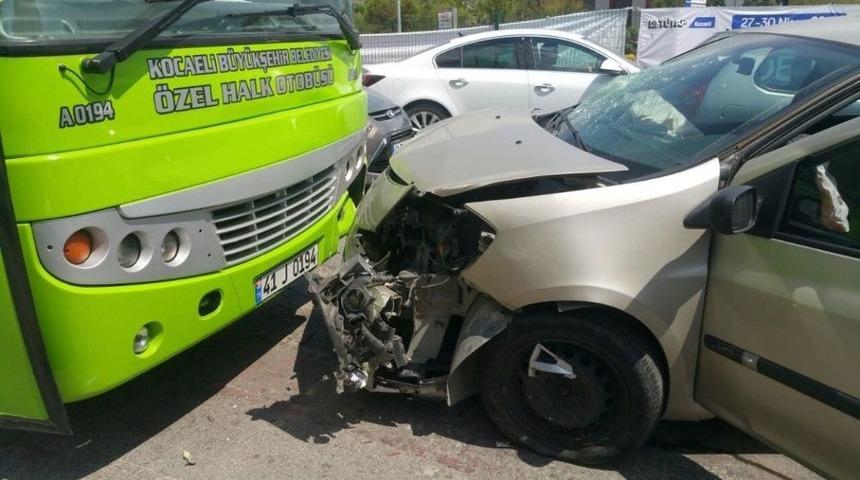 Ambulansa Yol Vermek İsteyen Ara&ccedil;lar Birbirine Girdi: 1 Yaralı