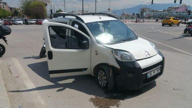 Ambulansa Yol Vermek İsteyen Araçlar Birbirine Girdi: 1 Yaralı