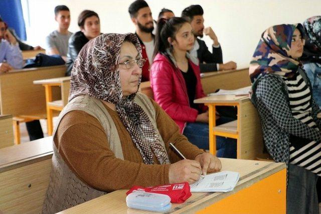 60 Yaşındaki Fadime Teyze&rsquo;nin Okuma Aşkı 2