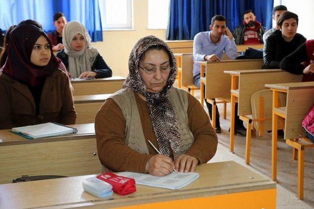 60 Yaşındaki Fadime Teyze&rsquo;nin Okuma Aşkı 3