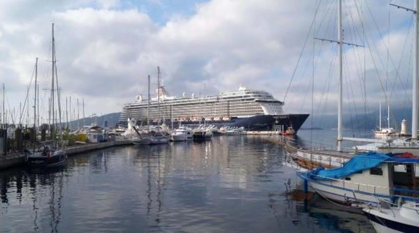 Yolcu Gemisi 'mein Schiff 3', Marmaris'e Demir Attı