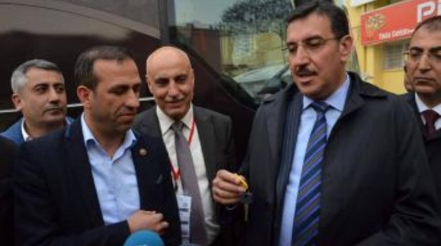 Bakan T&uuml;fenkci Yeni Takım Otob&uuml;s&uuml;n&uuml;n Anahtarını Teslim Etti