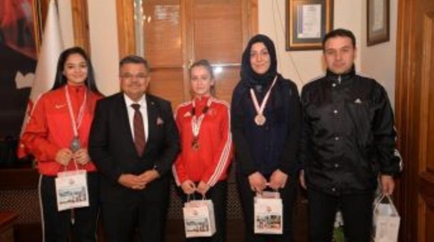 Başkan Yağcı Başarılı Sporcuları Ağırladı