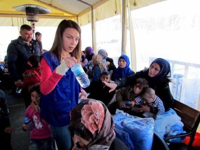 Çeşme Açıklarındaki Kaçak Botunda 68 Suriyeli Yakalandı