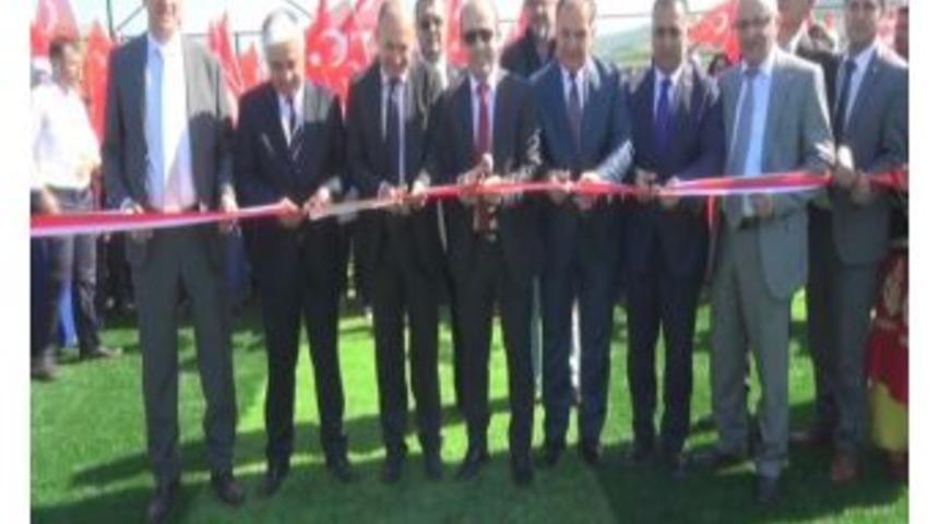 &Ccedil;adır Kentte Yaşayan Suriyeliler İ&ccedil;in Futbol Sahası