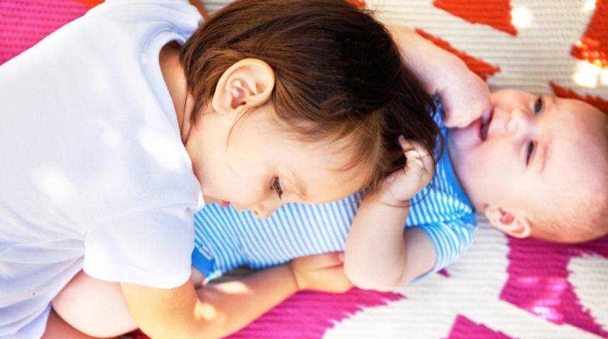 Kardeş kıskan&ccedil;lığı yaşayan &ccedil;ocuğa nasıl davranmak gerekir? 