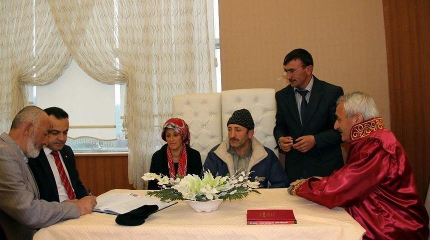İncesu Belediye Başkanı Zekeriya Karayol 10 &Ccedil;iftin Nikahını Kıydı