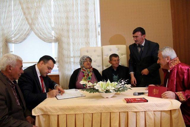 İncesu Belediye Başkanı Zekeriya Karayol 10 &Ccedil;iftin Nikahını Kıydı 1