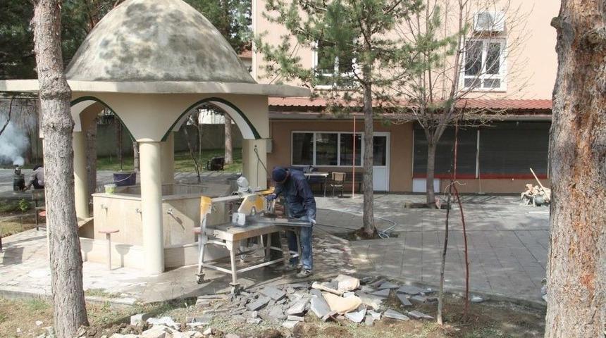 İbadethanelerin &Ccedil;evre D&uuml;zenlemeleri Devam Ediyor