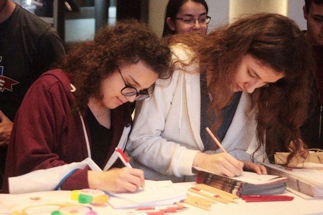 Nişantaşı Üniversitesi İle Kıbrıs Sağlık Ve Toplum Bilimleri Üniversitesi Tercih Fuarında 1