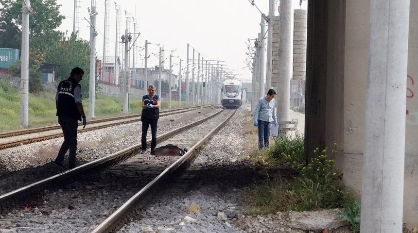 Trenin &Ouml;n&uuml;ne Atlayarak İntihar Etti