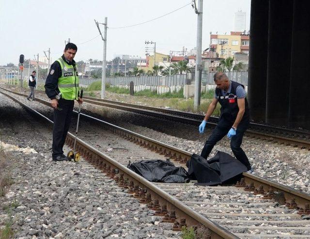 Trenin Önüne Atlayarak İntihar Etti