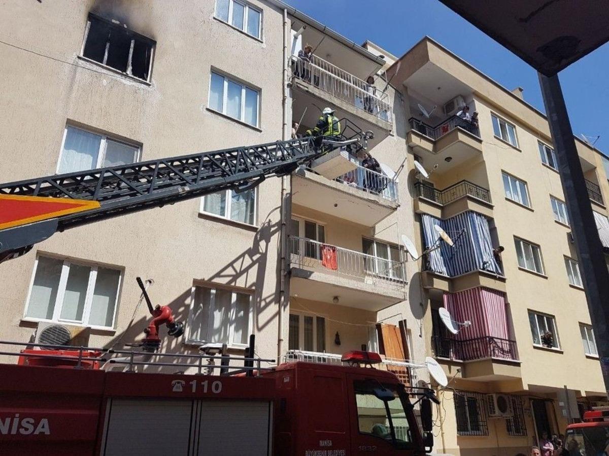 Manisa&rsquo;da Bir Apartmanda &Ccedil;ıkan Yangında Korku Dolu Anlar Yaşandı