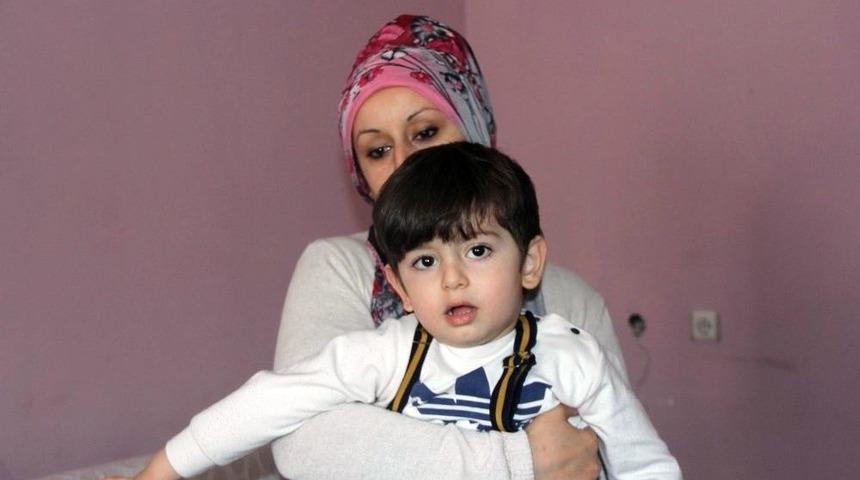 2.5 Yaşındaki Otizmli Tufan Tedavi Edilmezse G&ouml;zlerini Kaybedecek
