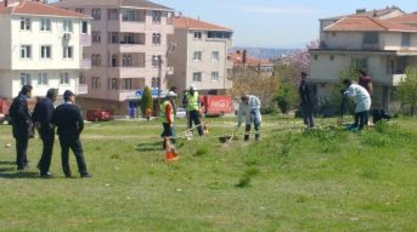 Araziye G&ouml;m&uuml;len K&ouml;pek Cesedi Avcılar&rsquo;ı Ayağa Kaldırdı