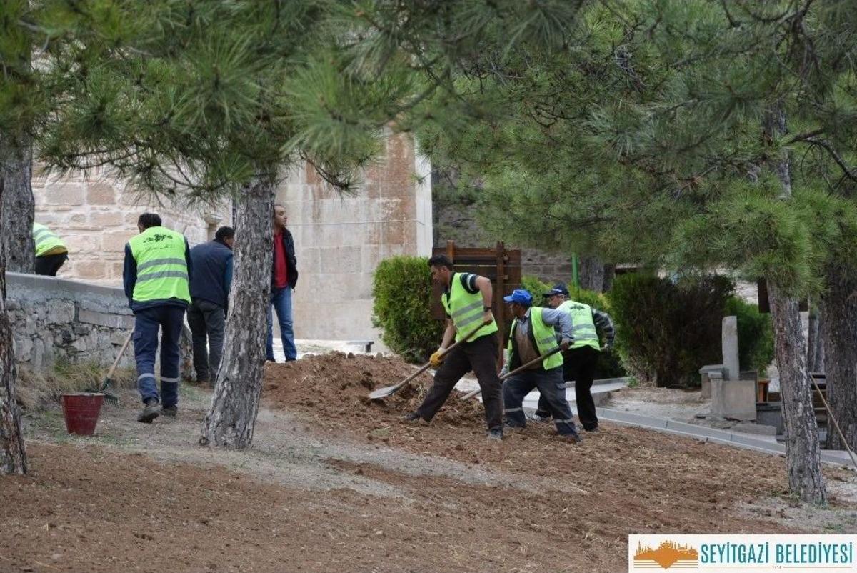 Seyitgazi Belediye&rsquo;sinden Seyyid Battal Gazi K&uuml;lliyesi Etrafında &Ccedil;evre D&uuml;zenleme &Ccedil;alışmaları