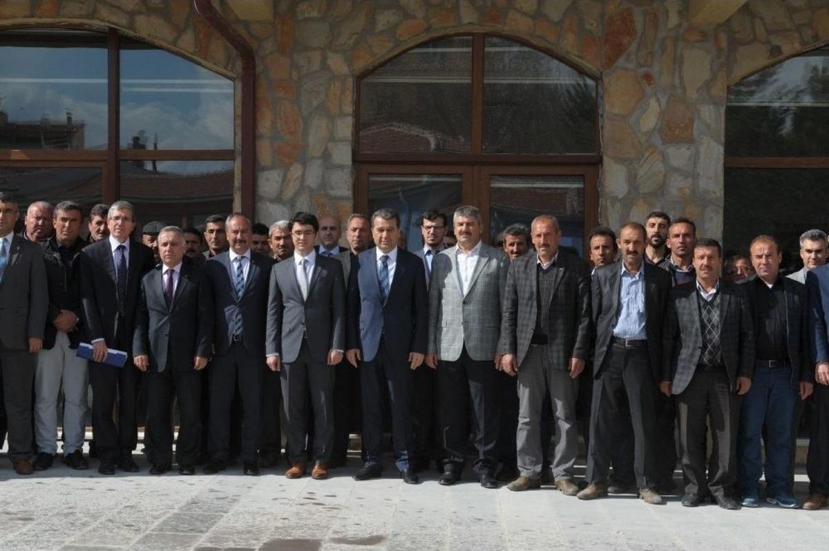 Vali &Ccedil;elik, G&uuml;ny&uuml;z&uuml; İl&ccedil;esindeki Mahalle Muhtarlarıyla Bir Araya Geldi