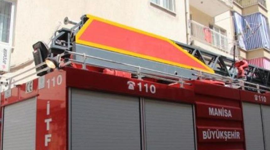 Apartmanın 4'&uuml;nc&uuml; Katında Korkutan Yangın