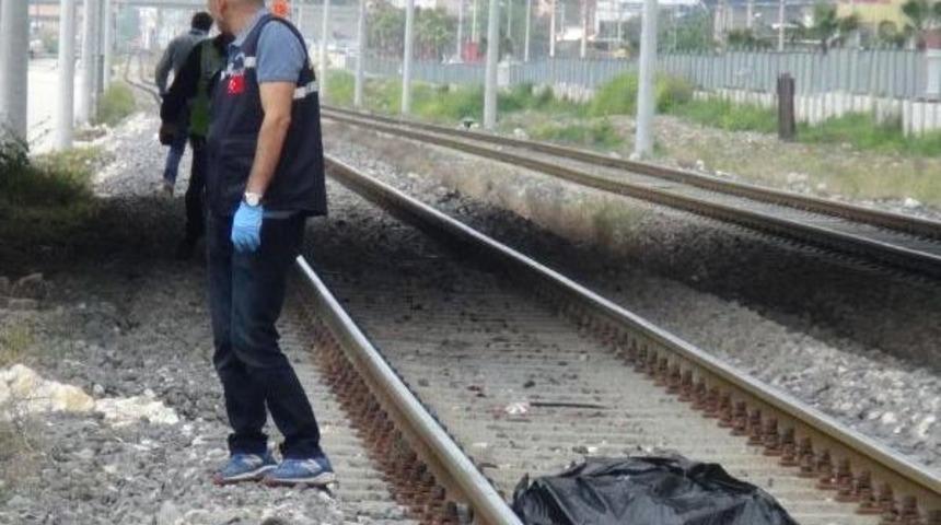 Psikolojik Tedavi G&ouml;rd&uuml;ğ&uuml; Hastaneden Taburcu Oldu, Trenin &Ouml;n&uuml;ne Atlayıp Intihar Etti