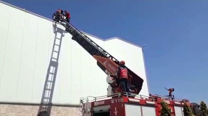 &Ccedil;alıştığı Fabrikanın &Ccedil;atısında İntihar Etmek İstedi