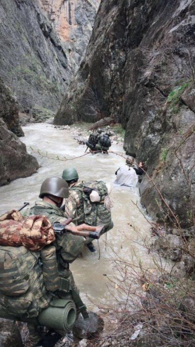 Erzincan’da Terörist Barınaklarına Jandarmadan Operasyon