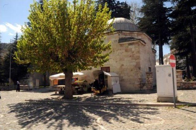 73 Yıldır Aynı Cami Önünde Ayakkabı Boyuyor