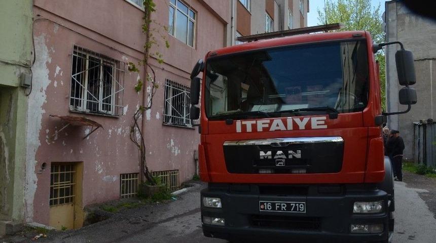 Kundaklandığı İddia Edilen Evdeki 2 &Ccedil;ocuk Komşuları Tarafından Kurtarıldı