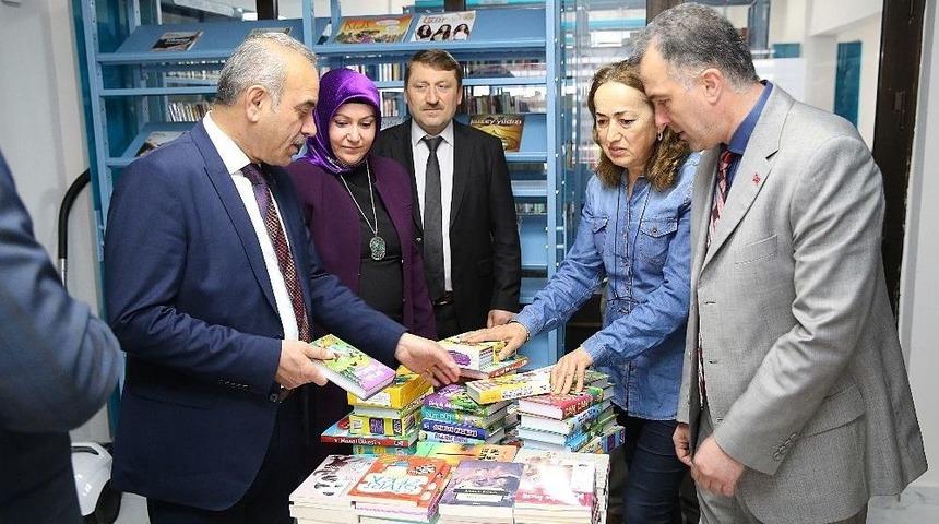 Altınordu Belediyesinden K&uuml;t&uuml;phaneye Kitap Bağışı