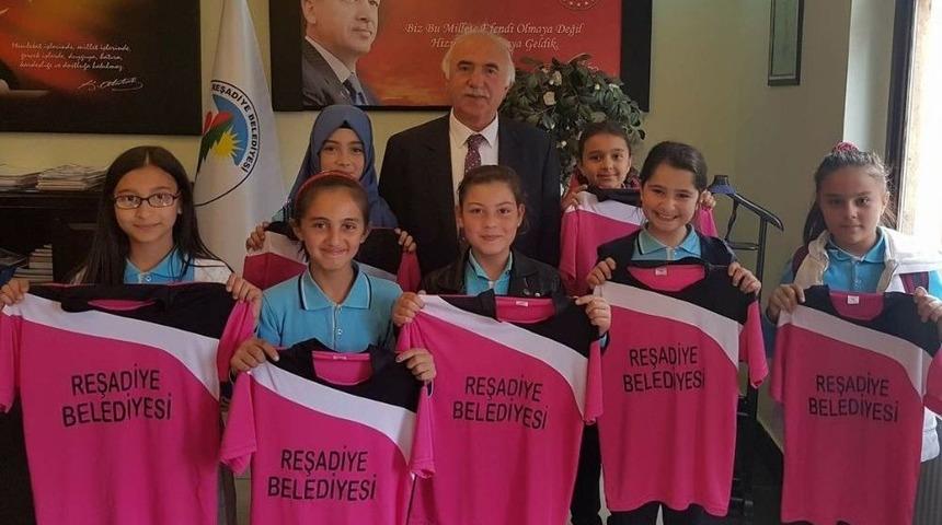 Miniklerin Forma Sponsorluğu Dilek&ccedil;esini Belediye Kabul Etti