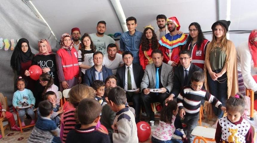 &Uuml;niversite &Ouml;ğrencileri Depremzede Miniklere Moral Verdi