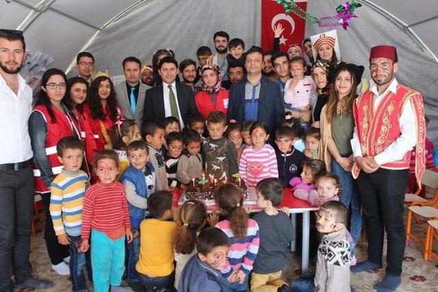 &Uuml;niversite &Ouml;ğrencileri Depremzede Miniklere Moral Verdi 1