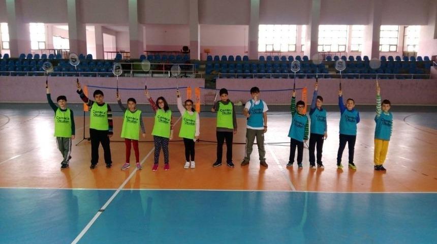 &Ccedil;amlıca Okullarında &Ouml;ğrencilerin Badminton Keyfi
