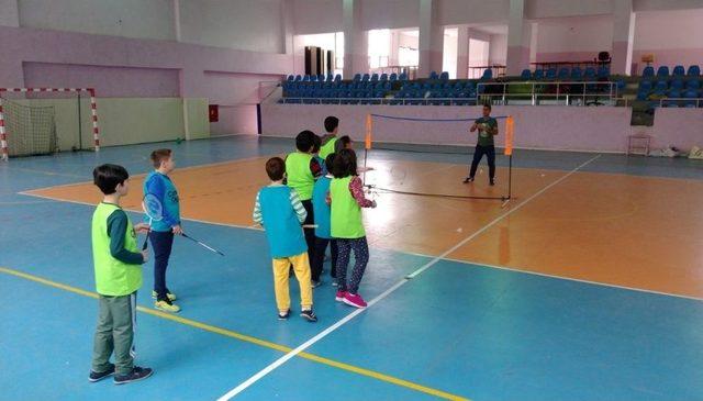 &Ccedil;amlıca Okullarında &Ouml;ğrencilerin Badminton Keyfi 1