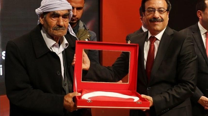 Başkan Atilla&rsquo;dan Şehit Babasına T&uuml;rk Bayrağı