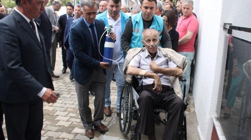 Yaptırdığı Sağlık Merkezinin A&ccedil;ılışına Ambulansla Getirildi