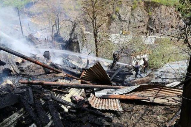 Artvin Ortaköy’De Yangın: 6 Binadaki 14 Daire Yandı