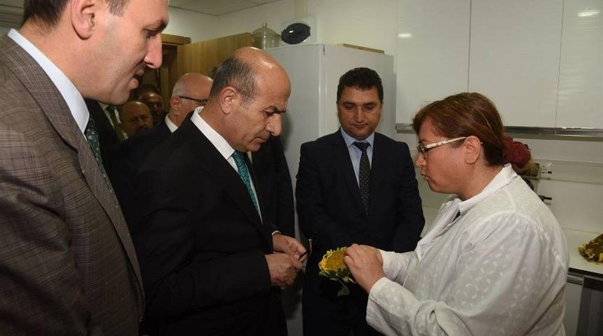 Vali Demirtaş, Doğu Akdeniz Tarımsal Araştırma Enstit&uuml;s&uuml; M&uuml;d&uuml;rl&uuml;ğ&uuml;&rsquo;nde İncelemede Bulundu