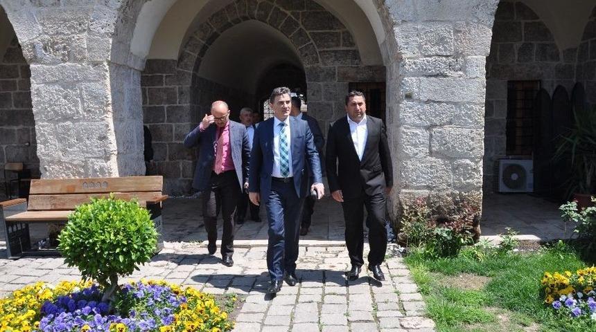 Kosova Kamu Y&ouml;netimi Bakanı Mahir Yagcilar, Sokullu Mehmet Paşa K&uuml;lliyesi&rsquo;ni Gezdi