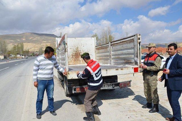 Darende’de Sürücülere Reflektör Dağıtıldı